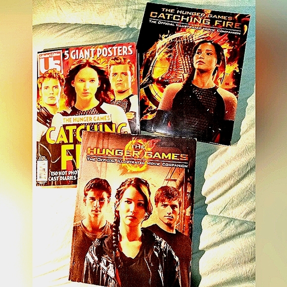 Hunger Games and Catching Fire Official Illustrated Movie Companions & 5 Posters - Picture 1 of 7